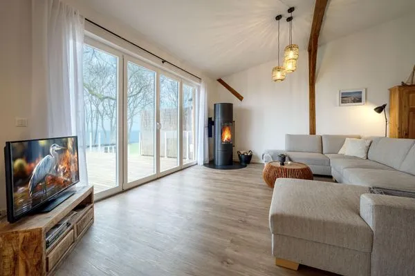 Wohnbereich mit Ofen, Meerblick und TV  Westscheune am Mühlendamm