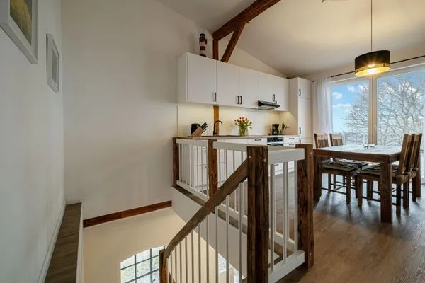 Treppenaufgang zur Wohnung mit Küchenzeile  Westscheune am Mühlendamm