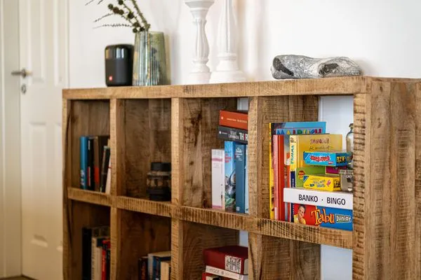 Wohnzimmer mit Bücherauswahl und Spielesammlung  Westscheune am Mühlendamm