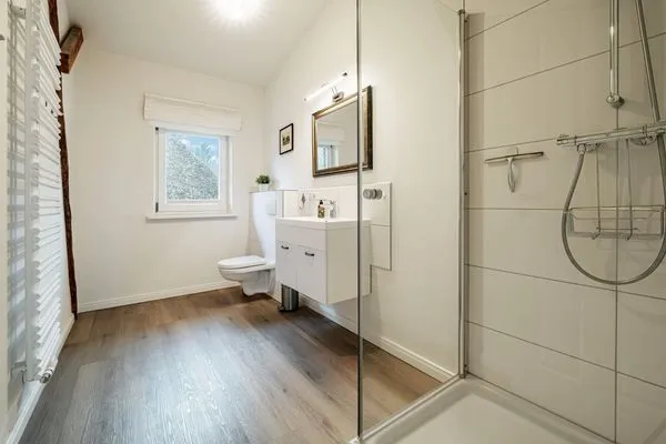 Bad mit Dusche, Fußbodenheizung, WC, Waschtisch, Fön  Ostscheune am Mühlendamm
