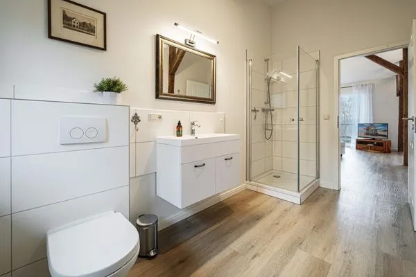 Bad mit Dusche, Fußbodenheizung, WC, Waschtisch, Fön  Ostscheune am Mühlendamm