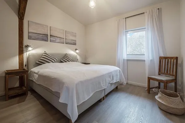 Schlafzimmer mit 1 Boxspringbett (180 x 200 cm)  Ostscheune am Mühlendamm