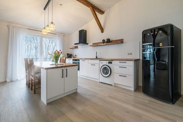 Offene Wohnküche mit Waschmaschine, Geschirrspüler, Meerblick  Ostscheune am Mühlendamm