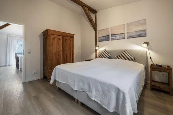 Schlafzimmer mit 1 Boxspringbett (180 x 200 cm)  Ostscheune am Mühlendamm