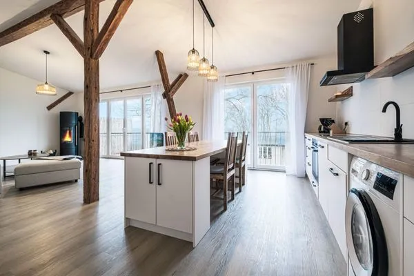 Offener Wohnbereich mit Meerblick, Kamin und Küche  Ostscheune am Mühlendamm