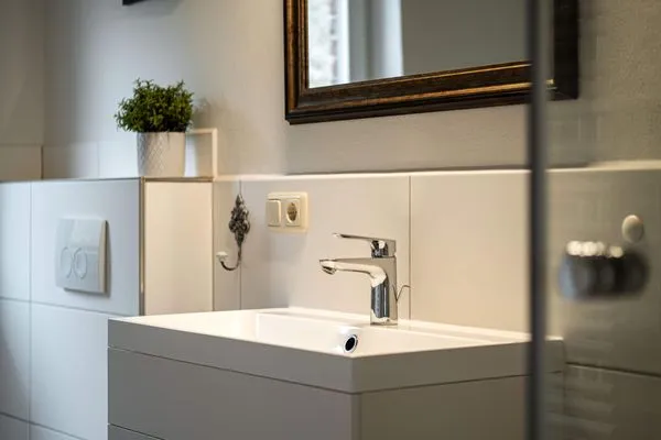 Bad mit Dusche, WC, Waschtisch und Fön  Ostscheune am Mühlendamm