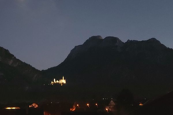  Ferienwohnung 19 Gipfelblick Ferienwohnungen in Schwangau - Blick auf Sehenswürdigkeit