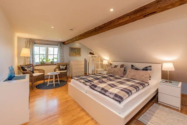 Schlafzimmer mit gemütlicher Sitzecke am Fenster  Ferienwohnung Schwalbennest