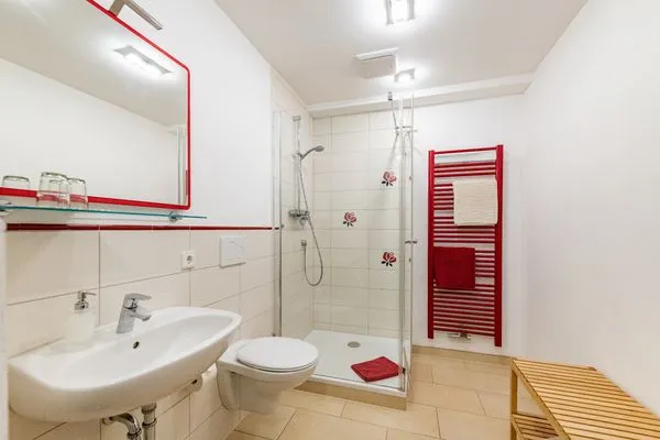 Geräumiges Badezimmer mit Dusche  Ferienwohnung Ratssaal
