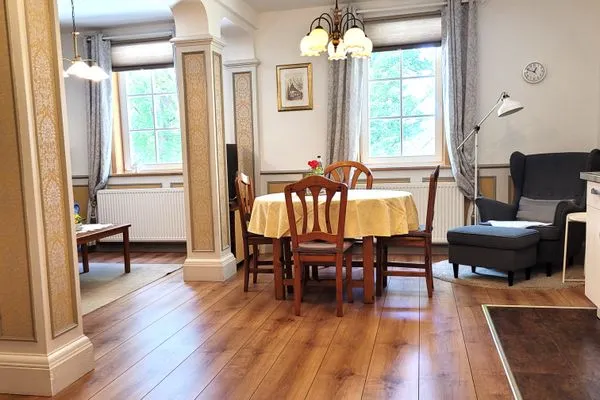 Offene Küche mit Essbereich und gemütlichem Lesesessel  Ferienwohnung Ratssaal