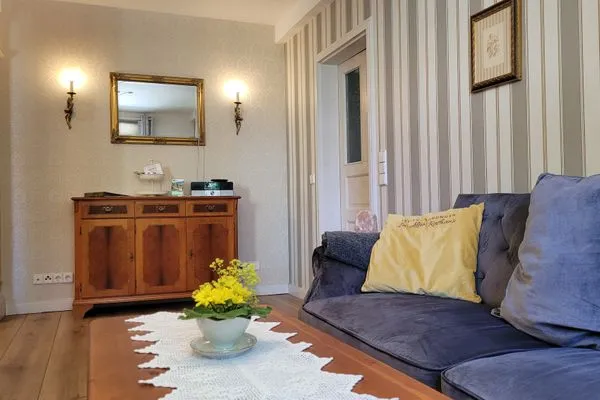 Sofa und Sofatisch im stilvollen Wohnbereich  Ferienwohnung Ratssaal