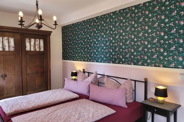 Romantisches Schlafzimmer mit Doppelbett und Schrank  Ferienwohnung Ratssaal