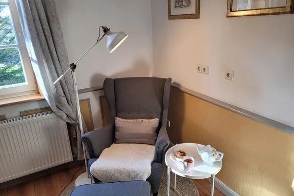 Lesesessel am Fenster  Ferienwohnung Ratssaal