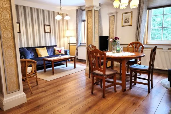 Geräumiger Wohnbereich mit offener Küchenzeile und Essbereich  Ferienwohnung Ratssaal