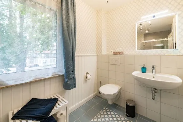 Charmantes Bad mit Dusche und WC  Ferienwohnung Postblick