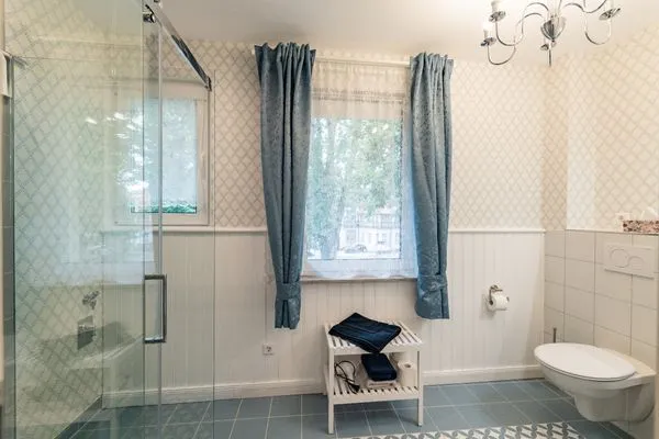 Modernes Badezimmer mit Fenster  Ferienwohnung Postblick