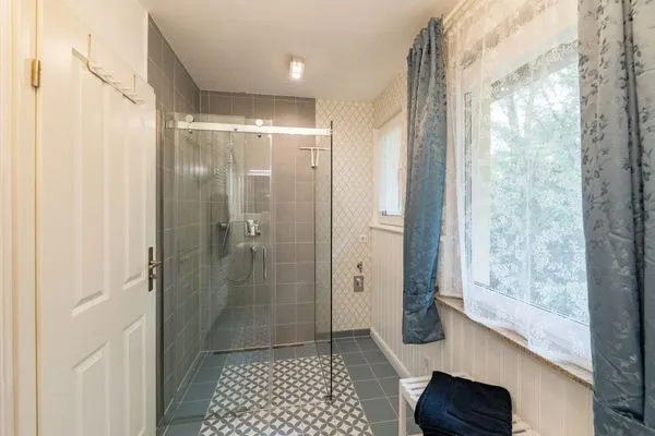 Bad mit bodentiefer Dusche  Ferienwohnung Postblick