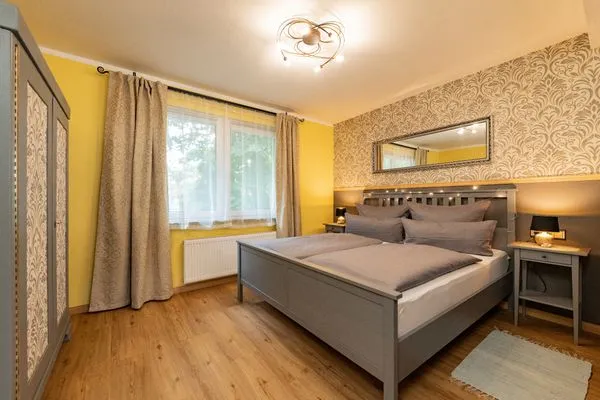 Bequemes großes Bett im Schlafbereich  Ferienwohnung Postblick