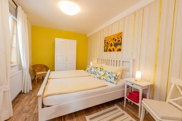 Schlafzimmer 2 -  Helle Farben zum Wohlfühlen  Ferienwohnung Amtsstube