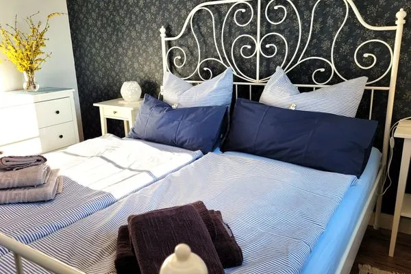 Schlafzimmer 1 mit romantischem Bett und Dekor  Ferienwohnung Amtsstube