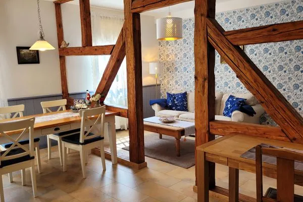 Tisch und Schreibtisch - viel Platz zum Genießen und Arbeiten  Ferienwohnung Amtsstube