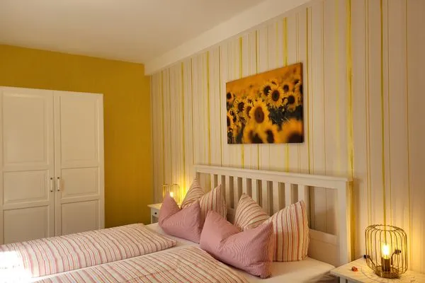 Schlafzimmer 2 mit großem Bett und Kleiderschrank  Ferienwohnung Amtsstube