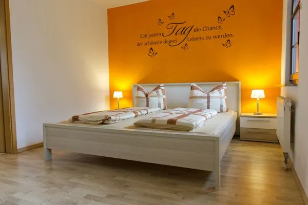 Schlafzimmer mit gemütlichen Farben und großem Bett  Ferienwohnung Storchennest