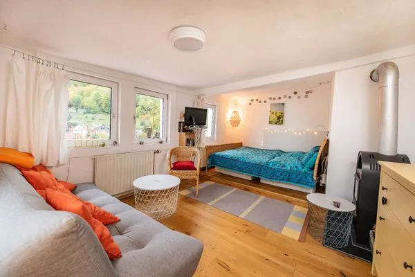 Kombiniertes Wohnschlafzimmer mit Kamin  Haus im Grünen