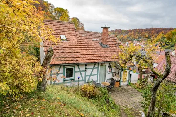 Fachwerkhaus mit Aussicht auf die umliegenden Berge  Haus im Grünen