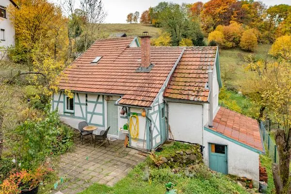 Gemütliches Fachwerkhaus im Herbst  Haus im Grünen