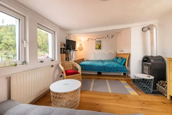 Gemütlichkeit durch warme Farben  Haus im Grünen