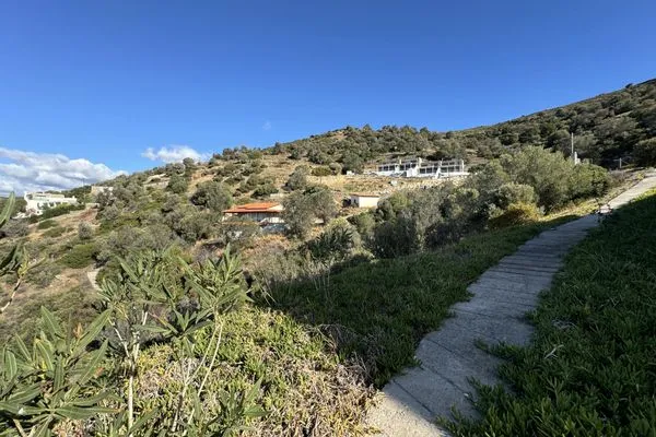 Weg zum Felsplateau und Strandbucht  Orestis