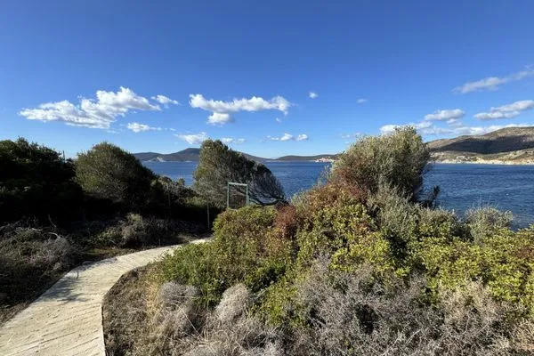 Weg zum Felsplateau und Strandbucht  Orestis