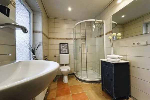 Bad mit Dusche, WC, Fenster, Waschbecken, Fön  Ankerplatz No. 8