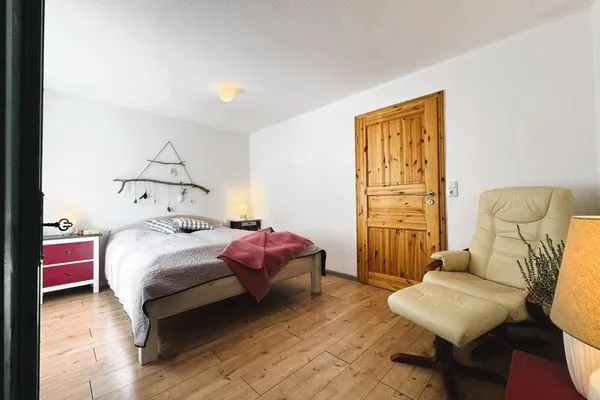 Schlafzimmer mit Doppelbett (180 x 200 cm) und Kleiderschrank  Ankerplatz No. 8