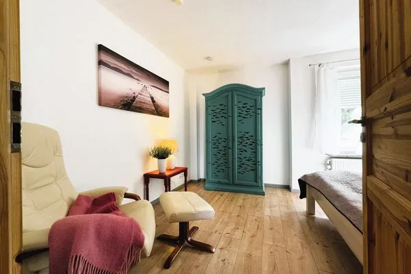 Schlafzimmer mit Doppelbett (180 x 200 cm) und Kleiderschrank  Ankerplatz No. 8