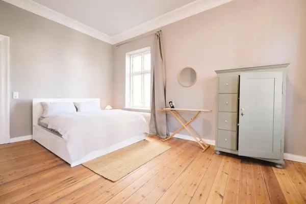 Schlafzimmer mit Doppelbett (160 x 200 cm) und Kleiderschrank  Villa Rosa