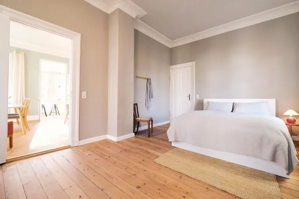 Schlafzimmer mit Doppelbett (160 x 200 cm) und Kleiderschrank  Villa Rosa