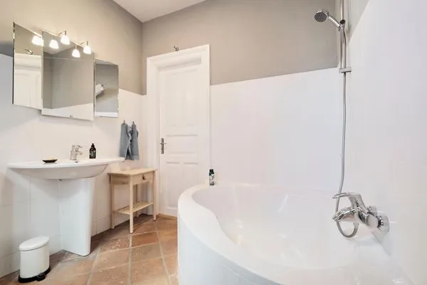 Bad mit Badewanne/Dusche, WC, Waschtisch und Handtuchheizung  Villa Rosa