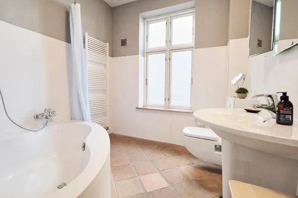 Bad mit Badewanne/Dusche, WC, Waschtisch und Handtuchheizung  Villa Rosa