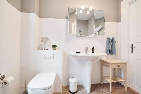 Bad mit Badewanne/Dusche, WC, Waschtisch und Handtuchheizung  Villa Rosa