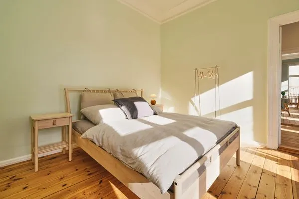 Schlafzimmer mit Doppelbett (160 x 200 cm) und Garderobe  Villa Rosa