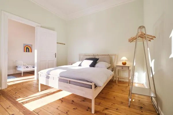 Schlafzimmer mit Doppelbett (160 x 200 cm) und Garderobe  Villa Rosa