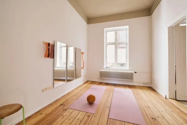 Fitnessraum mit Yogamatte und Hanteln  Villa Rosa