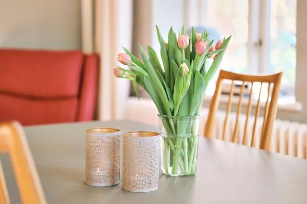 Wohnzimmer mit Couch, Esstisch und TV  Villa Rosa