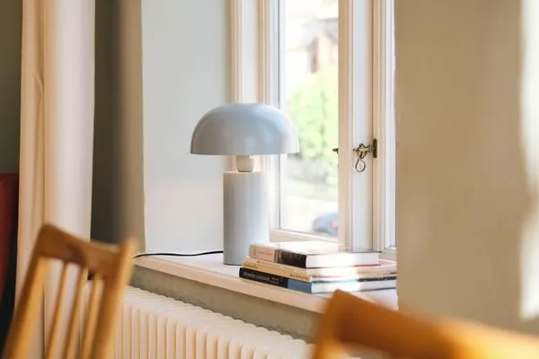 Wohnzimmer mit Couch, Esstisch und TV  Villa Rosa