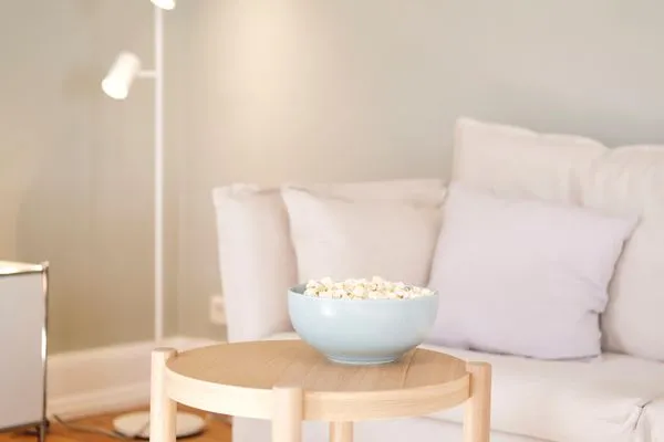 Wohnzimmer mit Couch, Esstisch und TV  Villa Rosa