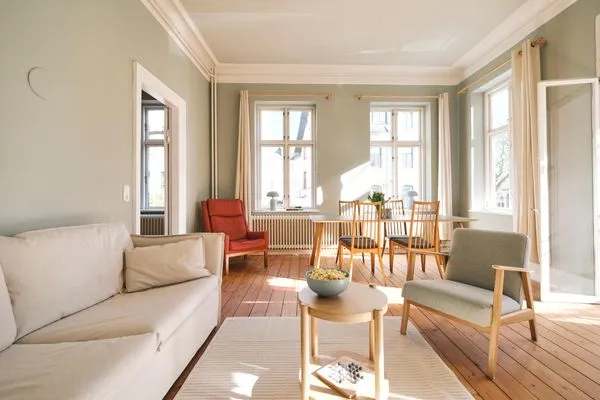 Wohnzimmer mit Couch, Esstisch und TV  Villa Rosa