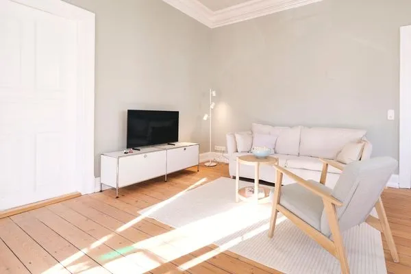 Wohnzimmer mit Couch, Esstisch und TV  Villa Rosa