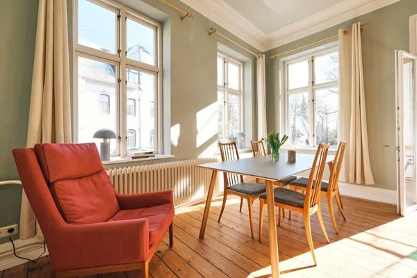 Wohnzimmer mit Couch, Esstisch und TV  Villa Rosa